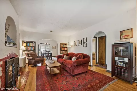Living - 3043 Thayer St, Evanston, IL 60201 photo 2 of 5