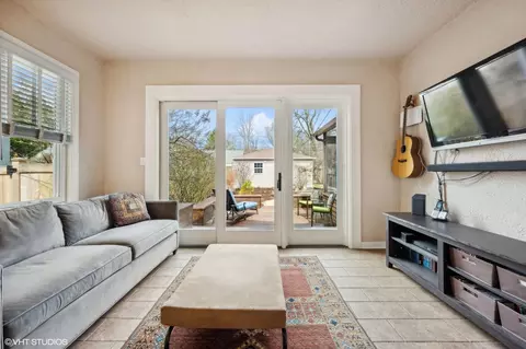 Living - 3043 Thayer St, Evanston, IL 60201 photo 4 of 5