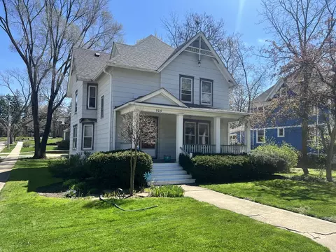 503 Dean St, Woodstock, IL 60098