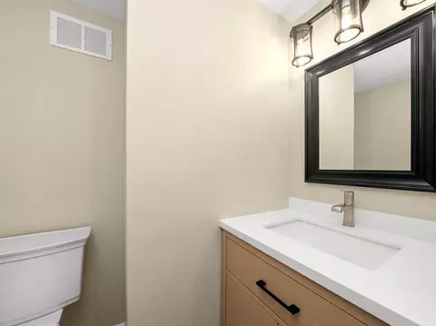 Bath - 796 Symphony Dr, Aurora, IL 60504 photo 1 of 2