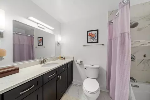 Bath - 360 E Randolph St #3205, Chicago, IL 60601 photo 2 of 3