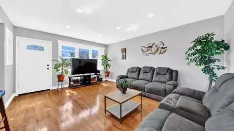 Living - 5202 State Rd, Burbank, IL 60459 photo 2 of 3