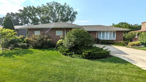 9133 Windsor Dr, Palos Hills, IL 60465