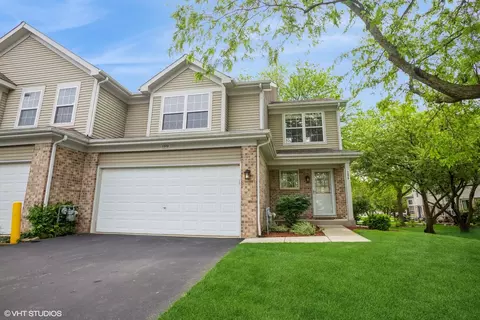 1570 Tuppeny Ct, Roselle, IL 60172