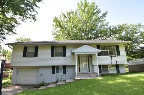 3339 Loras Dr, Freeport, IL 61032