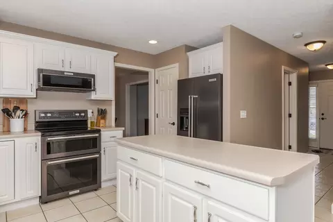 Kitchen - 3213 Clairbridge Dr, Bloomington, IL 61704 photo 3 of 4