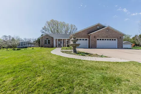 1715 Hillcrest Ct, Mendota, IL 61342