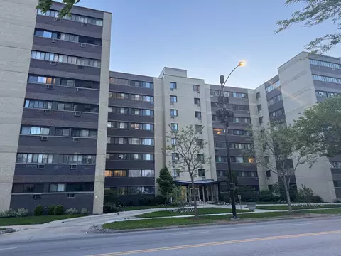 6300 N Sheridan Rd #402, Chicago, IL 60660