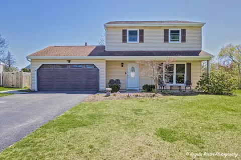 1019 Concord Dr, Island Lake, IL 60042