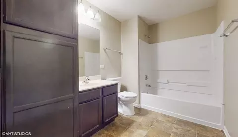 Bath - 290 Longview Dr, Elgin, IL 60123 photo 4 of 4