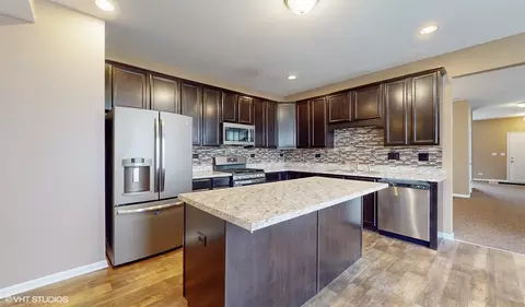 Kitchen - 290 Longview Dr, Elgin, IL 60123 photo 3 of 4