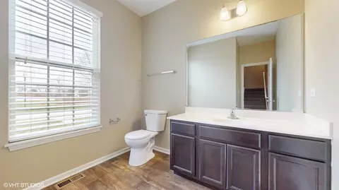Bath - 290 Longview Dr, Elgin, IL 60123 photo 3 of 4
