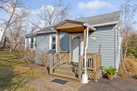 64 Genesee Ave, Elgin, IL 60123