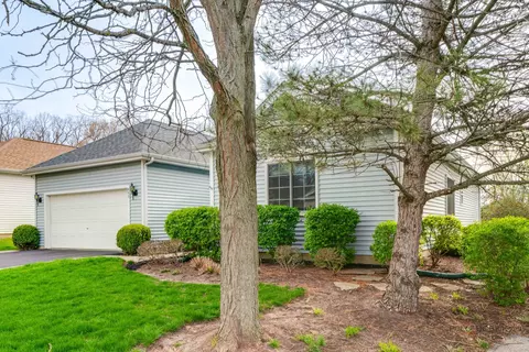 450 N Crooked Lake Ln, Lindenhurst, IL 60046