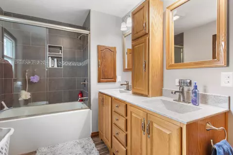 Bath - 316 E North St, Mansfield, IL 61854 photo 2 of 3