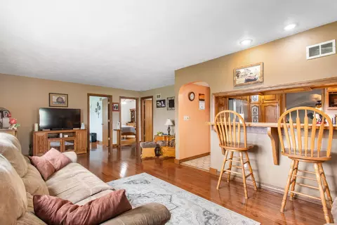 Living - 316 E North St, Mansfield, IL 61854 photo 3 of 4
