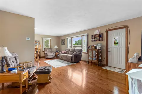 Living - 316 E North St, Mansfield, IL 61854 photo 2 of 4