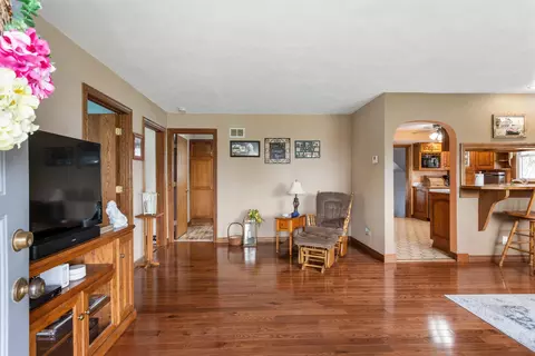 Living - 316 E North St, Mansfield, IL 61854 photo 1 of 4