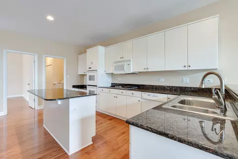 Kitchen - 2539 Windrush Ln, Northbrook, IL 60062 photo 3 of 4