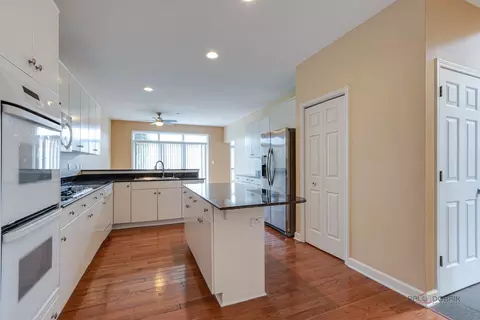 Kitchen - 2539 Windrush Ln, Northbrook, IL 60062 photo 2 of 4