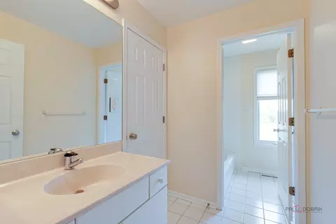 Bath - 2539 Windrush Ln, Northbrook, IL 60062 photo 4 of 5