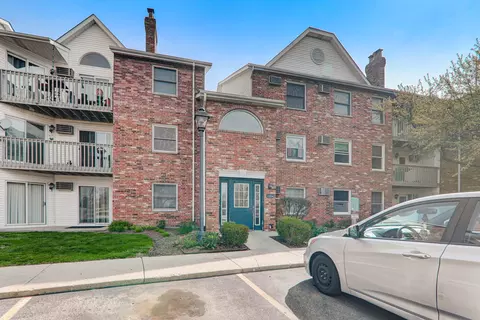 4304 W Shamrock Ln #3B, Mchenry, IL 60050