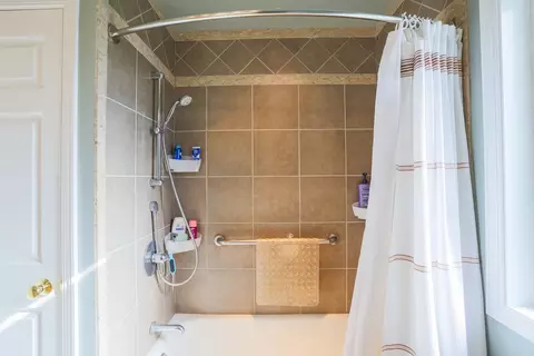 Bath - 5412 Thelen Ave, Mchenry, IL 60050 photo 3 of 3
