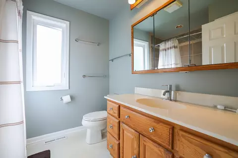 Bath - 5412 Thelen Ave, Mchenry, IL 60050 photo 2 of 3