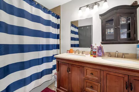 Bath - 1685 Schubert Dr, Morris, IL 60450 photo 1 of 2
