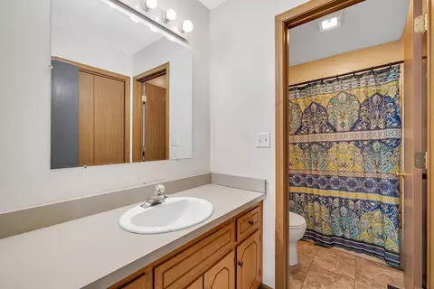 Bath - 1685 Schubert Dr, Morris, IL 60450 photo 2 of 2