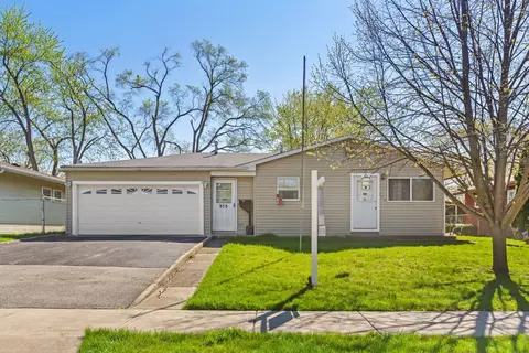 979 Berkley St, Carpentersville, IL 60110