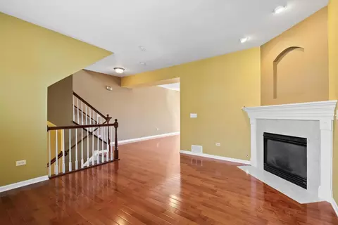 Living - 1908 Oxley Cir, Naperville, IL 60563 photo 2 of 3