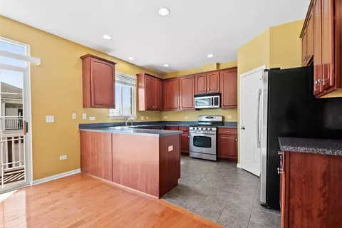 Kitchen - 1908 Oxley Cir, Naperville, IL 60563 photo 2 of 4