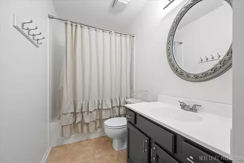 Bath - 343 Meadowview Ln, Aurora, IL 60502 photo 3 of 5