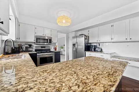 Kitchen - 343 Meadowview Ln, Aurora, IL 60502 photo 4 of 5