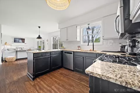 Kitchen - 343 Meadowview Ln, Aurora, IL 60502 photo 3 of 5