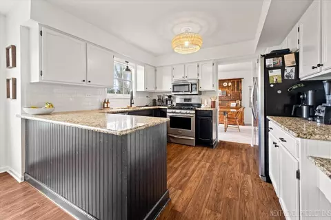 Kitchen - 343 Meadowview Ln, Aurora, IL 60502 photo 2 of 5