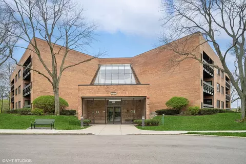 1088 Shermer Rd #204, Northbrook, IL 60062