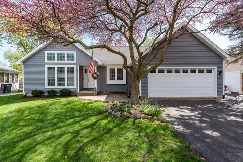 1917 Fairfield Rd, Lindenhurst, IL 60046