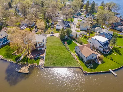 25372 W Rockford St, Ingleside, IL 60041