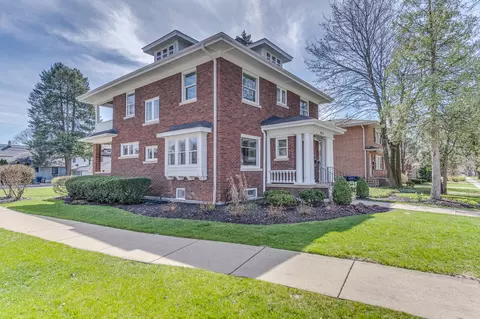 6 S Wright St, Naperville, IL 60540