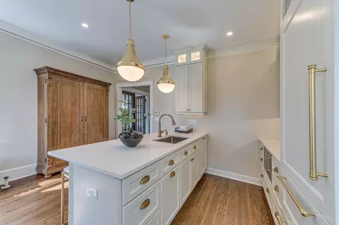 Kitchen - 6 S Wright St, Naperville, IL 60540 photo 4 of 6