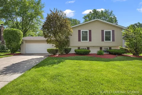 1913 Brentwood Ln E, Wheaton, IL 60189