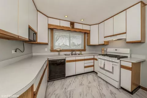 Kitchen - 2340 Westover Ave, North Riverside, IL 60546 photo 1 of 2