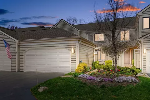 422 White Oak Ln, Lake Barrington, IL 60010