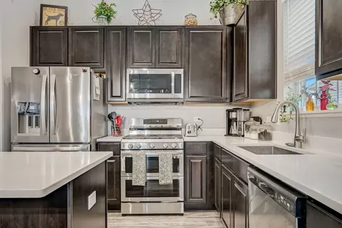 Kitchen - 2091 Magenta Ln, Algonquin, IL 60102 photo 3 of 4