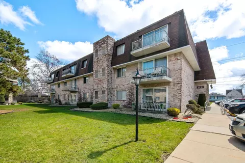 3237 S Manor Dr #114, Lansing, IL 60438