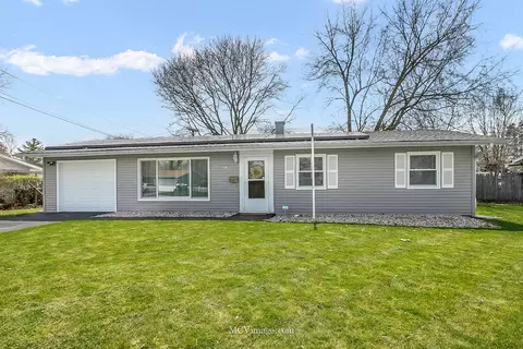 Exterior - 37 Circle Dr E, Montgomery, IL 60538 photo 2 of 9