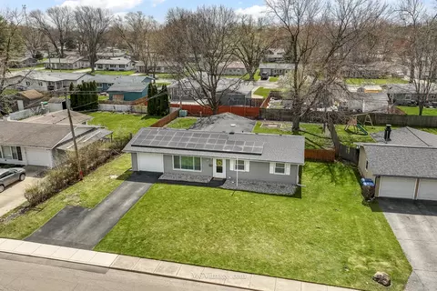 Exterior - 37 Circle Dr E, Montgomery, IL 60538 photo 3 of 9
