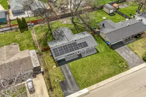 Exterior - 37 Circle Dr E, Montgomery, IL 60538 photo 9 of 9